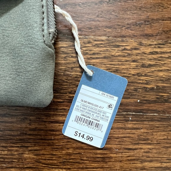 Universal Thread / Green Wallet - Picture 4 of 5